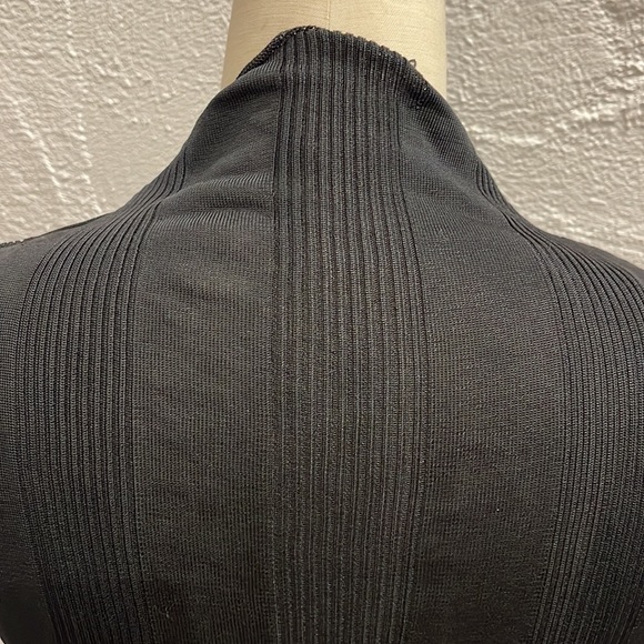 Mock sleeveless turtleneck top - Picture 6 of 8